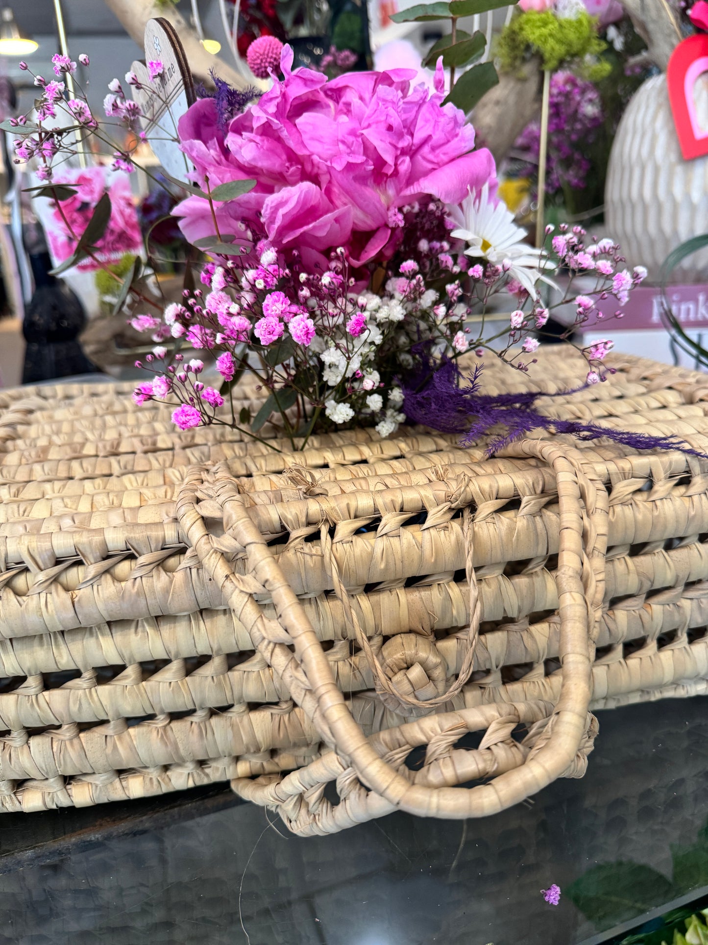 ✨ Le charme champêtre chic... 🌸
Succombez pour cette création unique qui mêle la délicatesse d'une rose abricot, la poésie des marguerites et des petites touches fleuries pleines de légèreté. Le tout sublimé par sa jolie carte à message. 💕